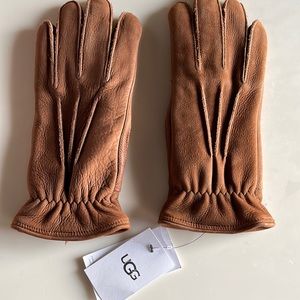 New with tags mens UGG brown leather glove.